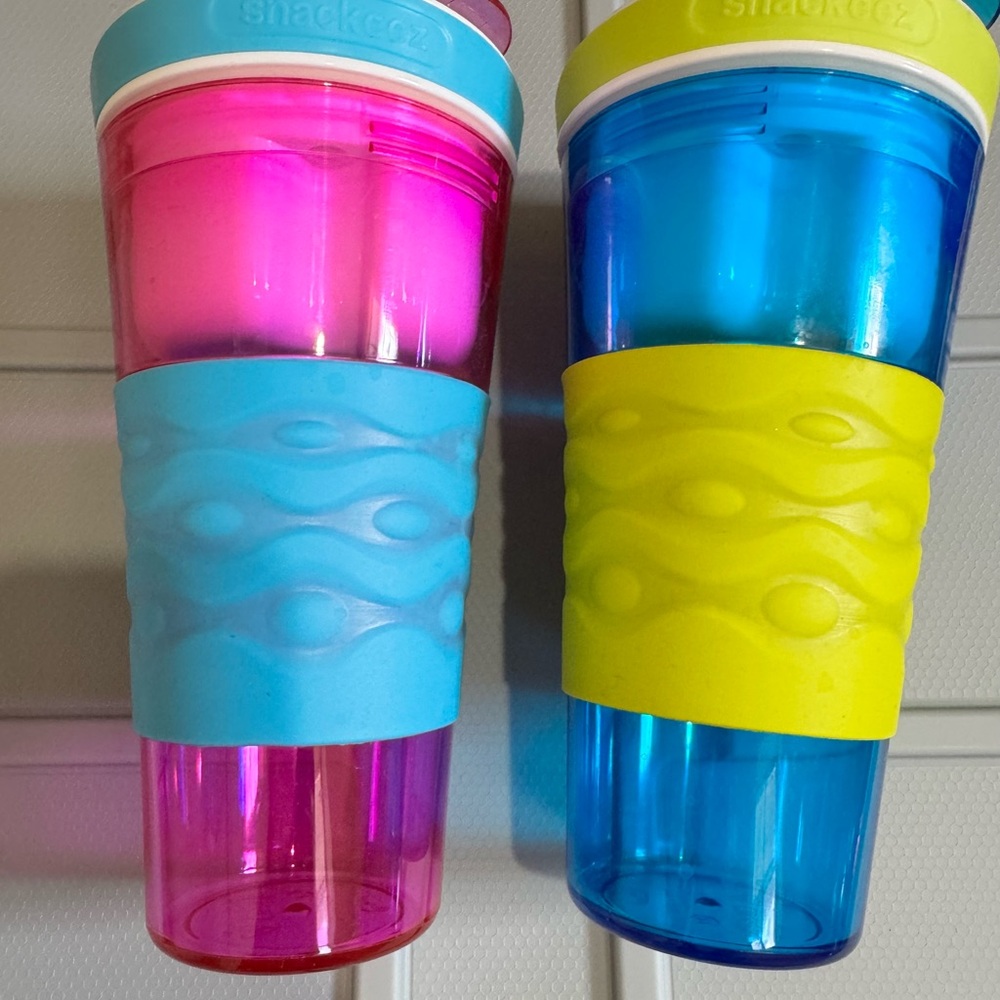 2 Snackeez snack and drink holder- Pink Blue cups travel, on the go. Kids cups